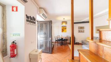 Televisión, chimenea y oficina