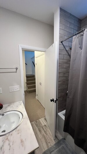 Dusche, Handtücher, Toilettenpapier