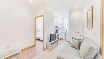 2 bedrooms, desk, iron/ironing board, WiFi