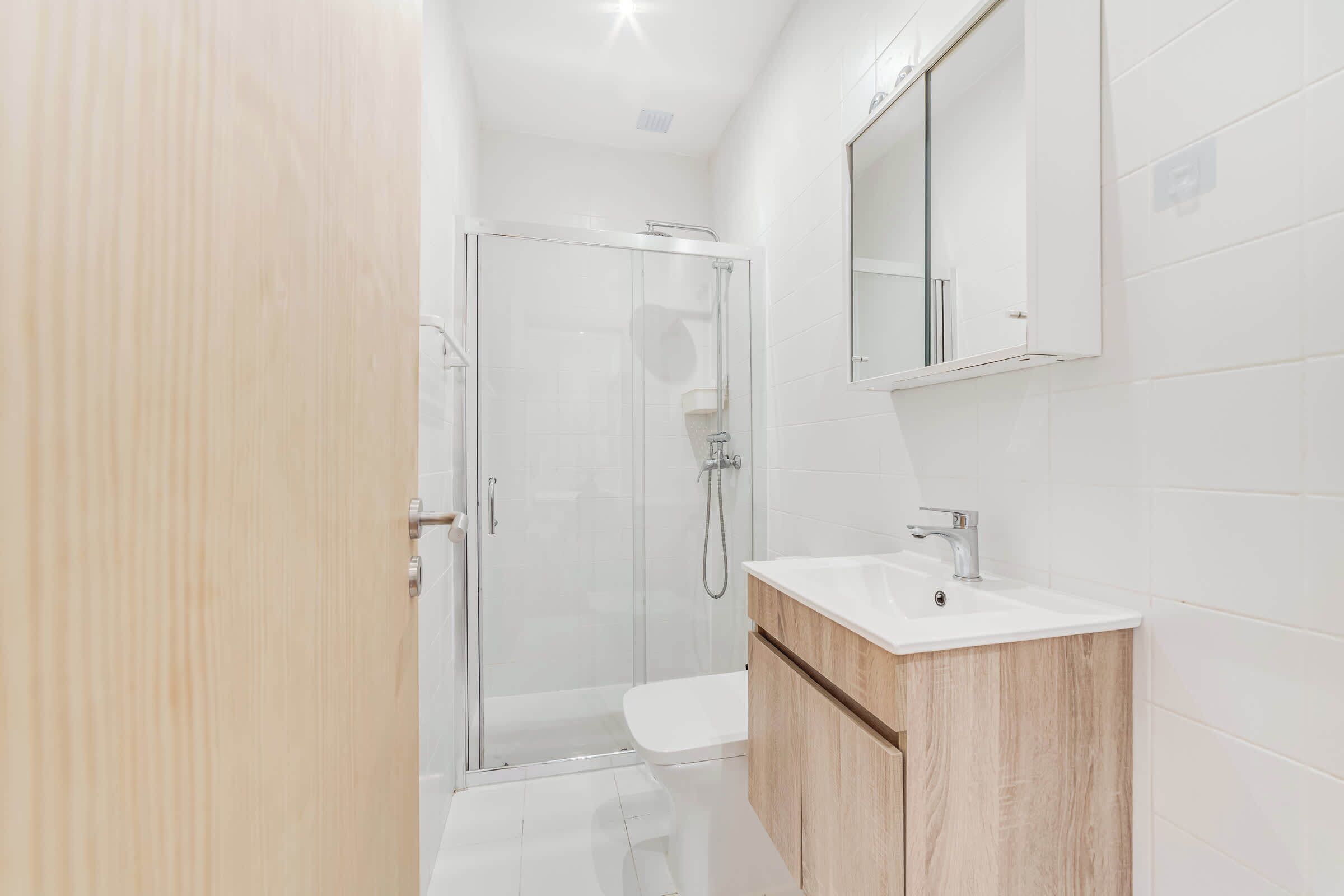 シャワー、ヘアドライヤー、タオル