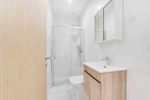 Chuveiro, secador de cabelo, toalhas de banho 