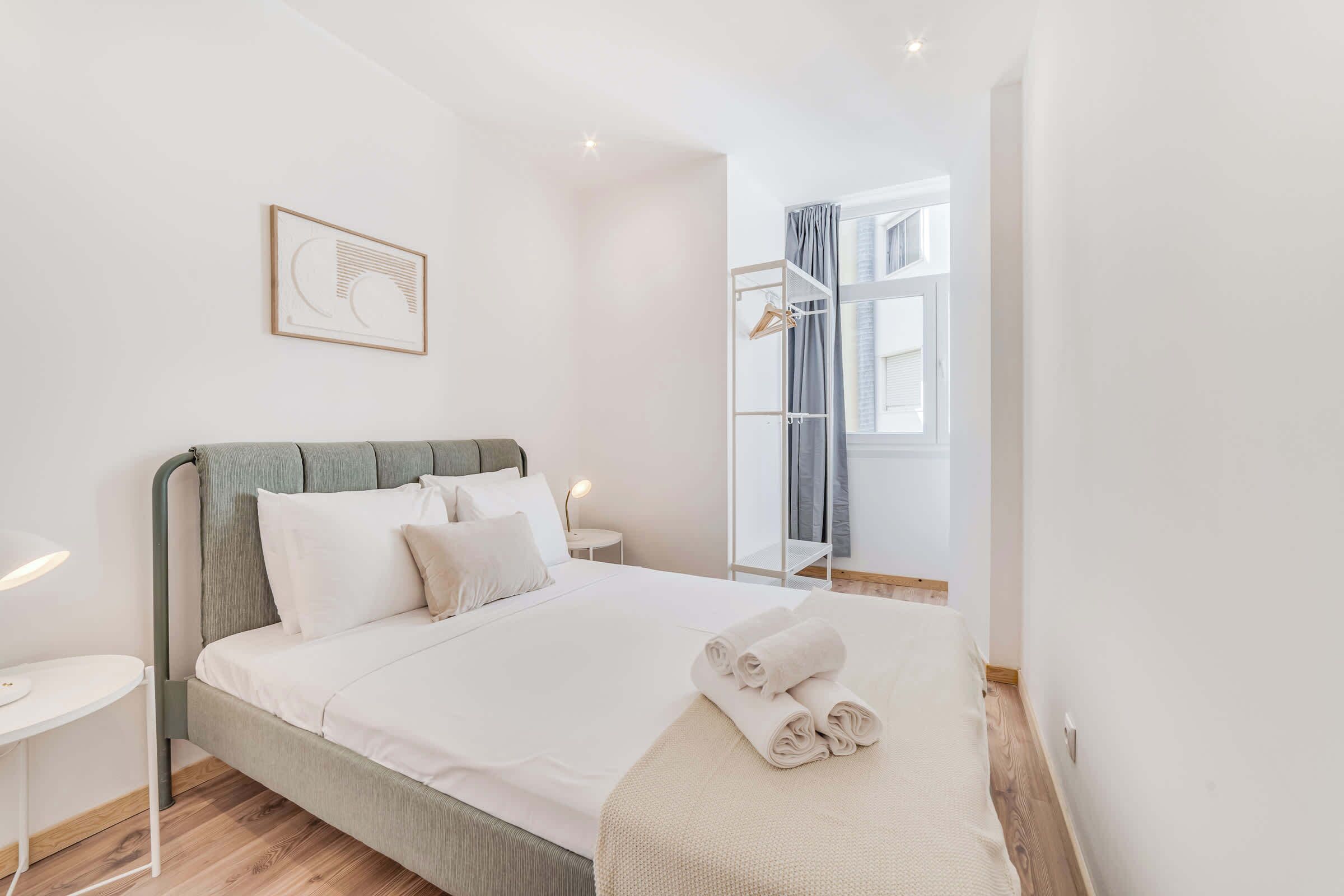 2 bedrooms, desk, iron/ironing board, WiFi