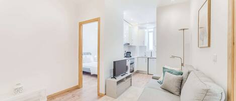 2 bedrooms, desk, iron/ironing board, WiFi