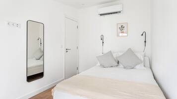 2 bedrooms, desk, iron/ironing board, WiFi