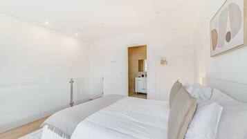 2 bedrooms, desk, iron/ironing board, WiFi