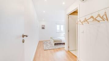 2 bedrooms, desk, iron/ironing board, WiFi