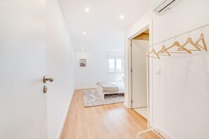 2 bedrooms, desk, iron/ironing board, WiFi