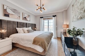 5 bedrooms, desk, iron/ironing board, WiFi