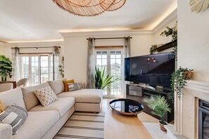 Télévision, chaîne hi-fi, espaces bureaux