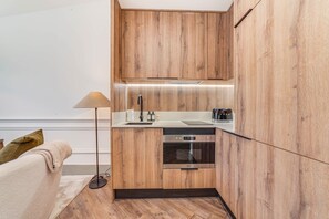 Réfrigérateur, micro-ondes, four, plaque de cuisson