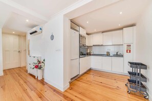 Fridge, microwave, oven, stovetop - Central & Spacious 2 Bedroom Apartment (Lisboa)
