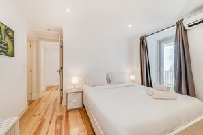 2 bedrooms, desk, iron/ironing board, WiFi