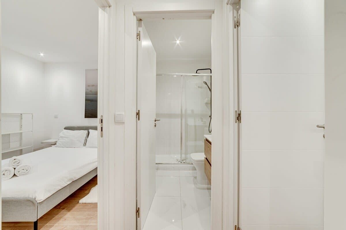 2 habitaciones, escritorio, tabla de planchar con plancha y wifi 