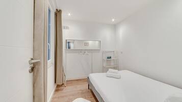 2 bedrooms, desk, iron/ironing board, WiFi