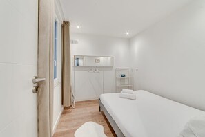 2 bedrooms, desk, iron/ironing board, WiFi