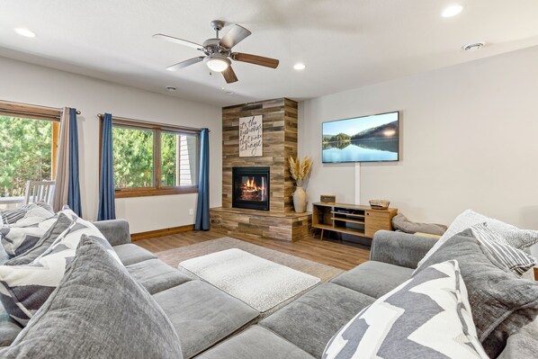 Smart TV, fireplace - Hot Tub |Pool| Fireplace | Crosslake 822 (Crosslake)