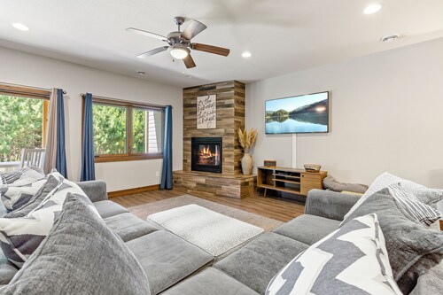 Hot Tub |Pool| Fireplace | Crosslake 822