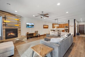 Smart TV, fireplace - Hot Tub |Pool| Fireplace | Crosslake 822 (Crosslake)