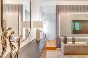 Douche, sèche-cheveux, serviettes fournies