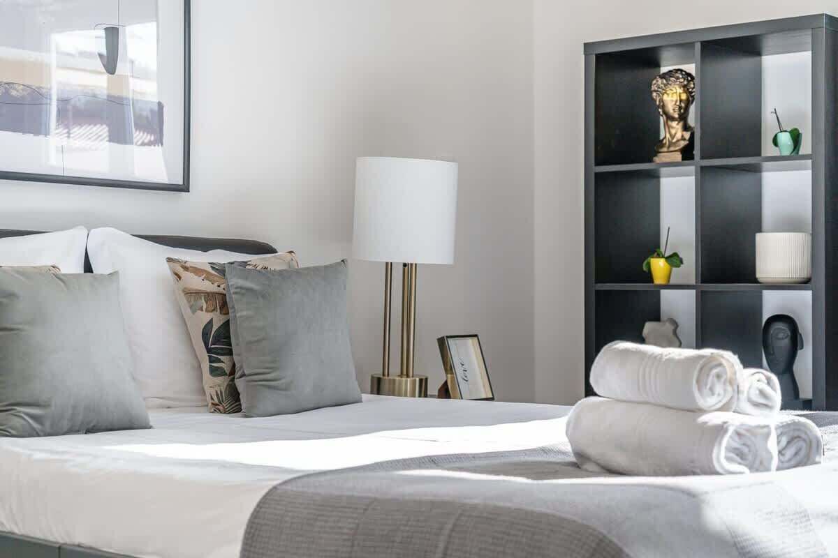 2 habitaciones, tabla de planchar con plancha, wifi y ropa de cama 