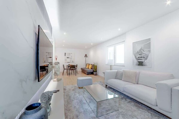TV, offices - Deluxe & Modern Duplex in the heart of Belem (Lisboa)