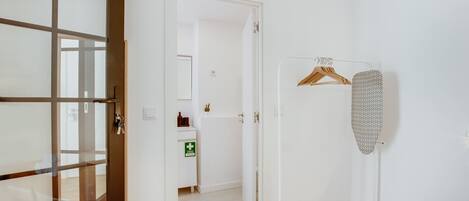 1 chambre, bureau, fer et planche à repasser, Wi-Fi