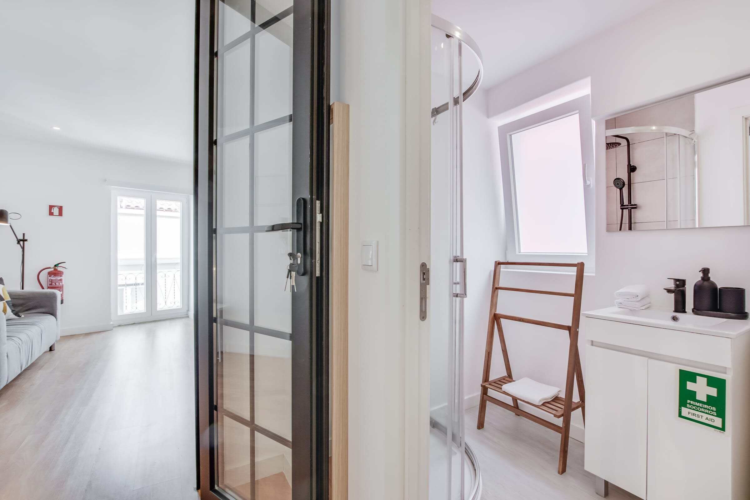 Douche, sèche-cheveux, serviettes fournies