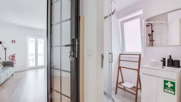 Dusche, Haartrockner, Handtücher