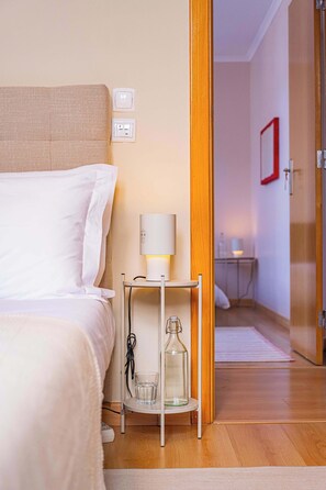 Escritorio, tabla de planchar con plancha, wifi y ropa de cama