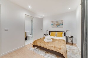 2 bedrooms, desk, iron/ironing board, WiFi