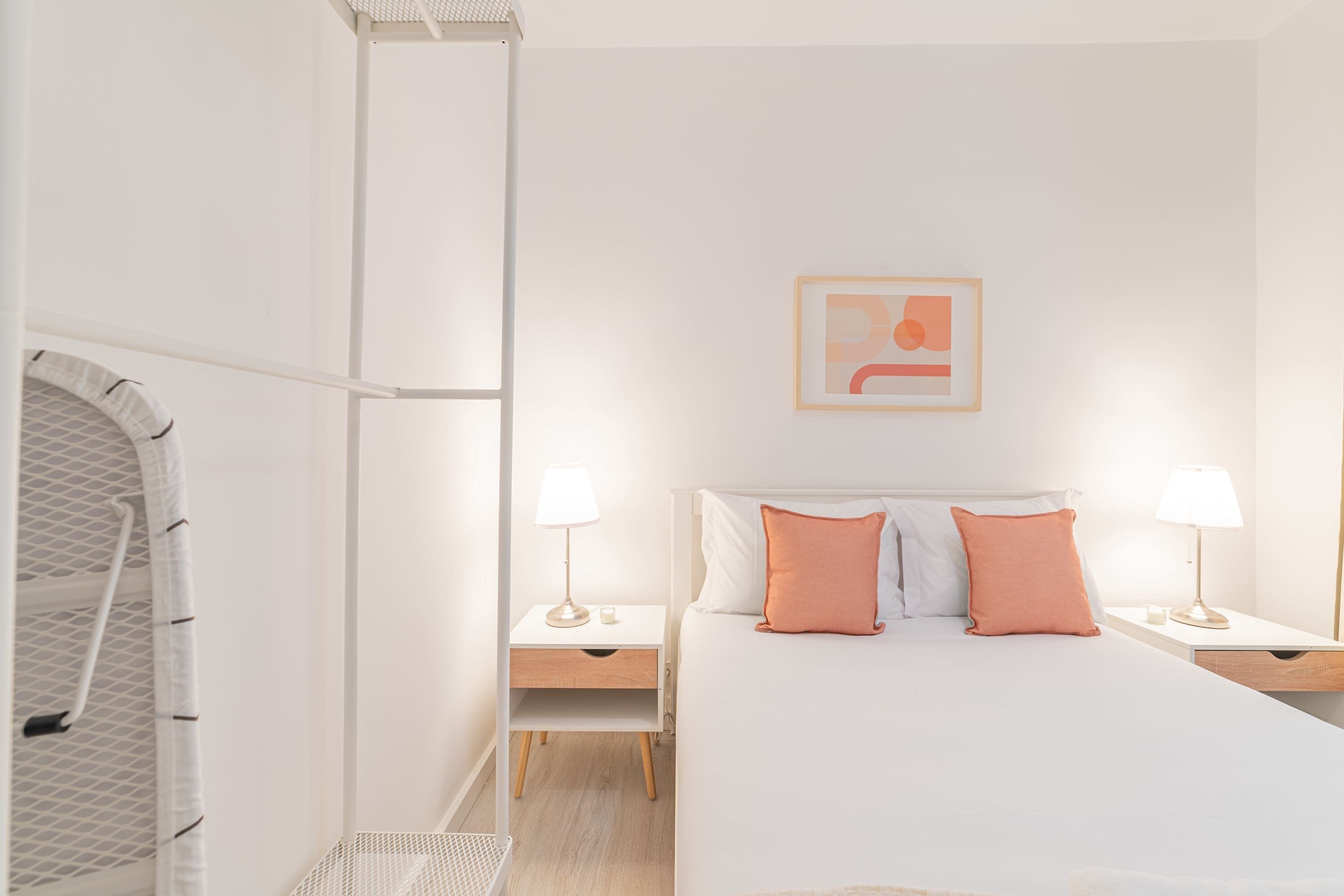 1 habitación, escritorio, tabla de planchar con plancha y wifi 