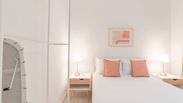 1 habitación, escritorio, tabla de planchar con plancha y wifi