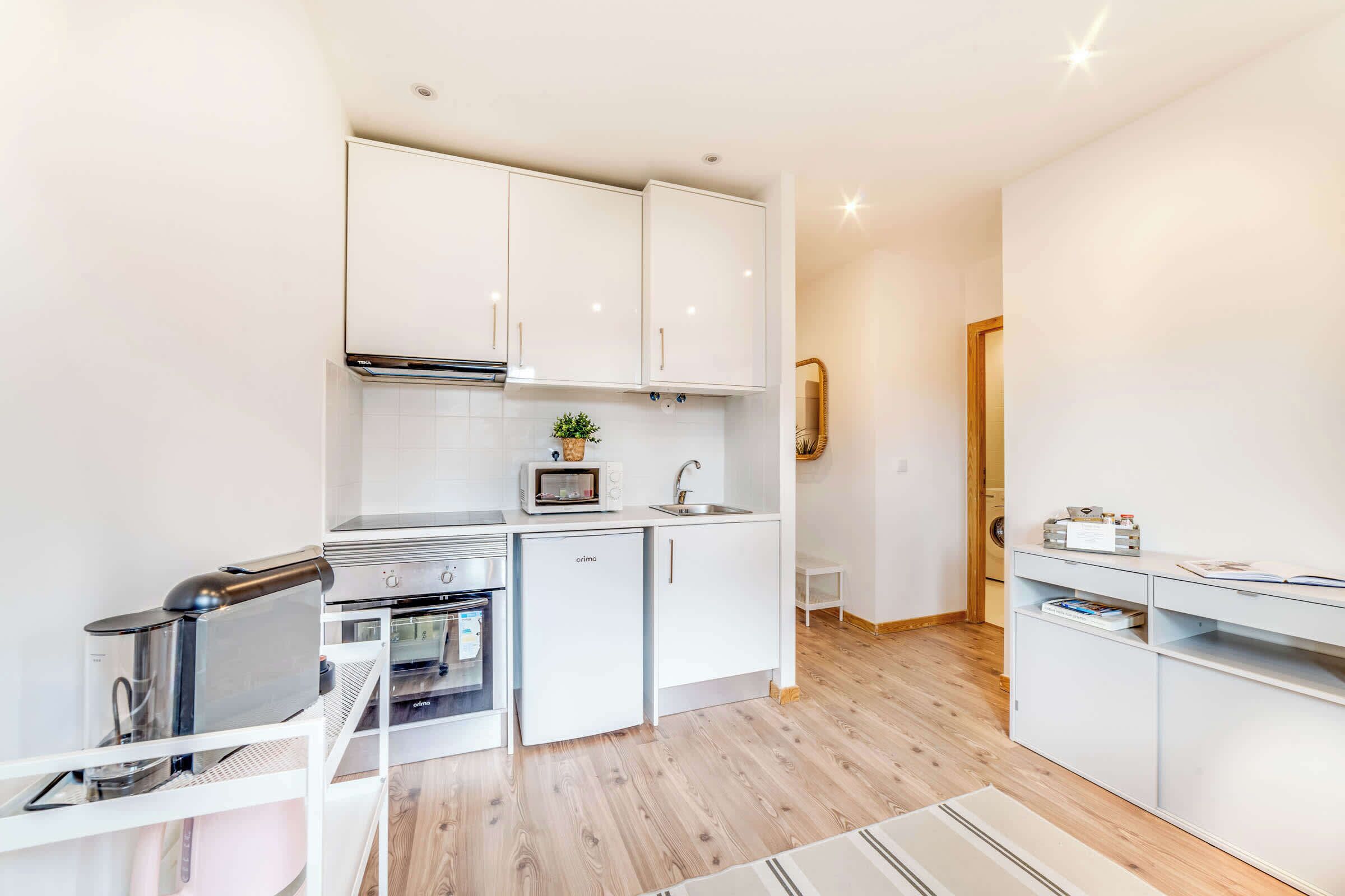 Frigorifero, microonde, forno, piano cottura