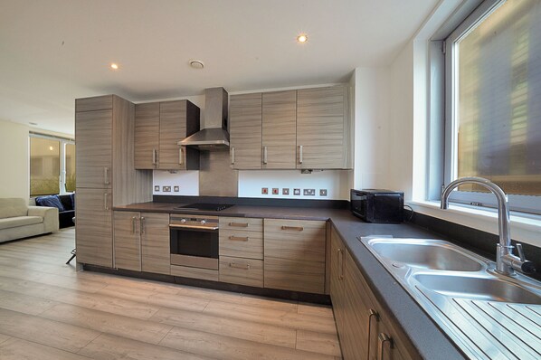 Kühlschrank, Mikrowelle, Ofen, Herdplatte