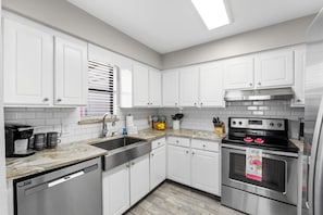 Family Townhome, Pool View | Dapur peribadi | Peti sejuk/penyejuk beku saiz penuh, ketuhar gelombang mikro, ketuhar