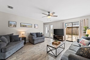Family Townhome, Pool View | Ruang tamu