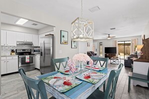 Family Townhome, Pool View | Makan dalam bilik