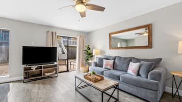 Family Townhome, Pool View | Living area