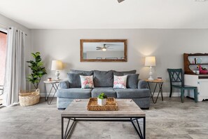 Maison en rangée familiale, vue sur la piscine | Aire de séjour