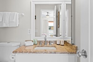 Residenza familiare, vista piscina | Bagno | Combinazione doccia/vasca, set di cortesia gratuito, asciugacapelli