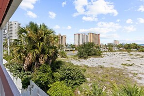 Residenza familiare, vista piscina | Vista dalla camera