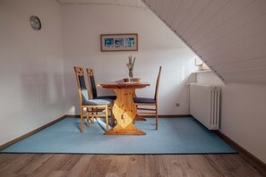 Dining - Apartment 'Seenest' with Mountain View, Wi-Fi and Air Conditioning (Überlingen)
