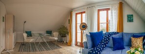 TV, stereo - Apartment 'Seenest' with Mountain View, Wi-Fi and Air Conditioning (Überlingen)