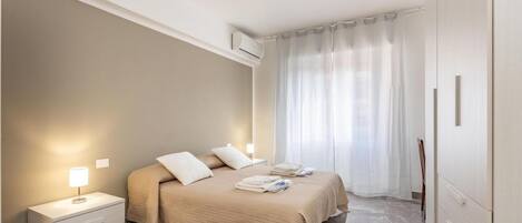 2 bedrooms, travel crib