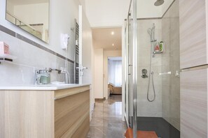 Shower, bidet, towels, shampoo