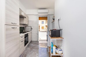 Réfrigérateur, micro-ondes, lave-vaisselle, grille-pain