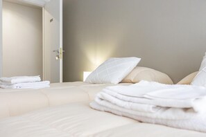 2 bedrooms, travel crib