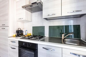 ثلاجة، ميكروويف، غسالة أطباق، محمصة خبز