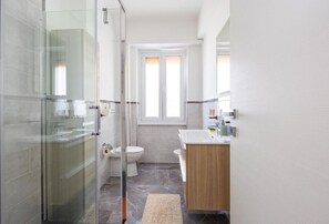 Douche, bidet, serviettes fournies, shampoing