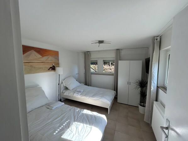 2 bedrooms, iron/ironing board, WiFi, bed sheets - Space for 4 (Unknown)